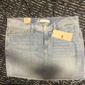 Levi's size 9/29 mini skirt, distressed hem, light wash, NWT